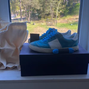 Valentino Flycrew - Tjena, jag säljer ett par skor från valentino. Skorna är i bra skick med några inköpta nitar. De inköpta nitarna är inte original. Storlek 40,5. Box, kort, snören och dustbags följer med. 