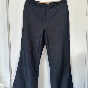 Gråblå byxor från Dawn - Eleganta, mörkgrå/ blå byxor med vida ben från Dawn. Luftig klassisk design med fickor bak. Storlek 42. Superfina, men för små för mig tyvärr.   Stor rensning pågår, kolla gärna mina andra annonser också, samfraktar gärna! 