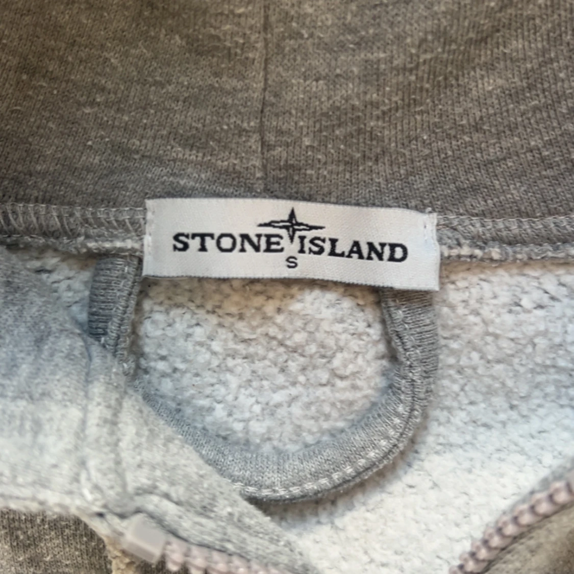 Grå hoodie från Stone Island - 2