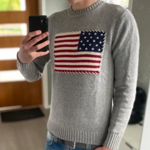 North Sails USA tröja - |Tja! En otroligt snygg North Sails USA tröja i stickad material❗️| Skick: 9/10 väldigt bra skick☑️.| Storlek: M, men sitter som S/XS, lite liten på mig som är 188cm lång📏| Nypris: ca 800kr💵| Färg: grå, som på bilden🩶| Fraktar spårbart via postnord eller instabox📦| Hör av er för mer information!| Allt gott👊