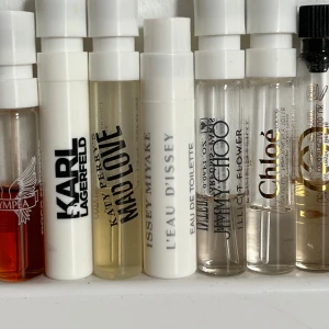 Parfymer från blandade märken - Säljer ett set med parfymprover från kända märken som Karl Lagerfeld, Katy Perry, Issey Miyake, Jimmy Choo och Chloé. Perfekt för dig som vill testa nya dofter.