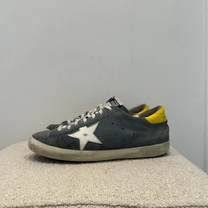 Golden goose skor - Säljer ett par golden goose superstar i storlek 42. (9/10) skick, endast minimal heeldrag.