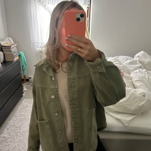 Grön jeansjacka - Säljer denna jättefina olivgröna jeansjackan från Zara i storlek xs! Knappt använd💕Öppen för prisförslag och kom privat för fler bilder!!!