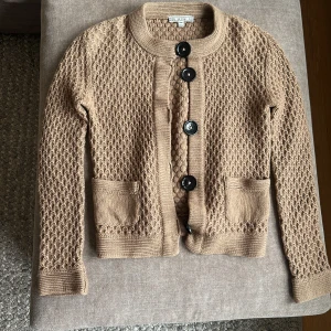 Brun kofta med stora knappar och fickor  - Säljer en kofta som är brun och har stora knappar, små gulliga fickor som håller små prylar, denna koftan är perfekt nu inför hösten🍂