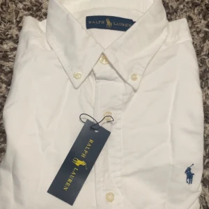 Ralph Lauren Skjorta - Asnajs vit Raffe skjorta perfekt nu till sommaren✌️🙌🙌🔥🔥🔥🔥🔥