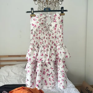 Blommig klänning - Söt klänning köpt i Spanien, aldrig använd, så somrig och sitter bra, stretch i tyget så går säkert från xs-m 💛