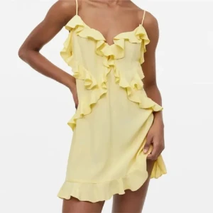 Gul volangklänning  - Söt ljusgul klänning med volangdetaljer. I storlek M och lite insydd i midjan vilket gör att den passar mer som S.