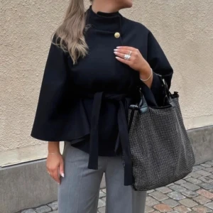 Svart poncho Blair missäy  - Svart poncho från Missäy, modell Blair. Helt oanvänd och i nyskick  prislappen sitter fortfarande kvar. Hör gärna av er om ni har några funderingar. 