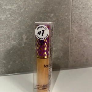 Tarte Shape Tape Concealer 36 S - Tarte Shape Tape Concealer i en ljus beige nyans. Färgen 36 S.                                                  Nypris är 379kr och den är oöppnad.