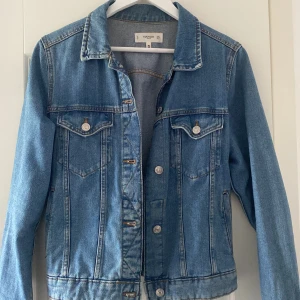 Klassisk blå jeansjacka från Mango - Blå jeansjacka från Mango i storlek L men passar även M. 