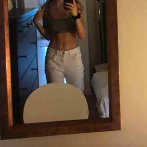 Vita jeansbyxor från Gina Tricot - Säljer ett par vita jeansbyxor från Gina Tricot i klassisk straight modell. Byxorna har normal passform, fem fickor och stängs med dragkedja och knapp. Perfekta att styla med crop tops eller stickade tröjor.Frakt tillkommer