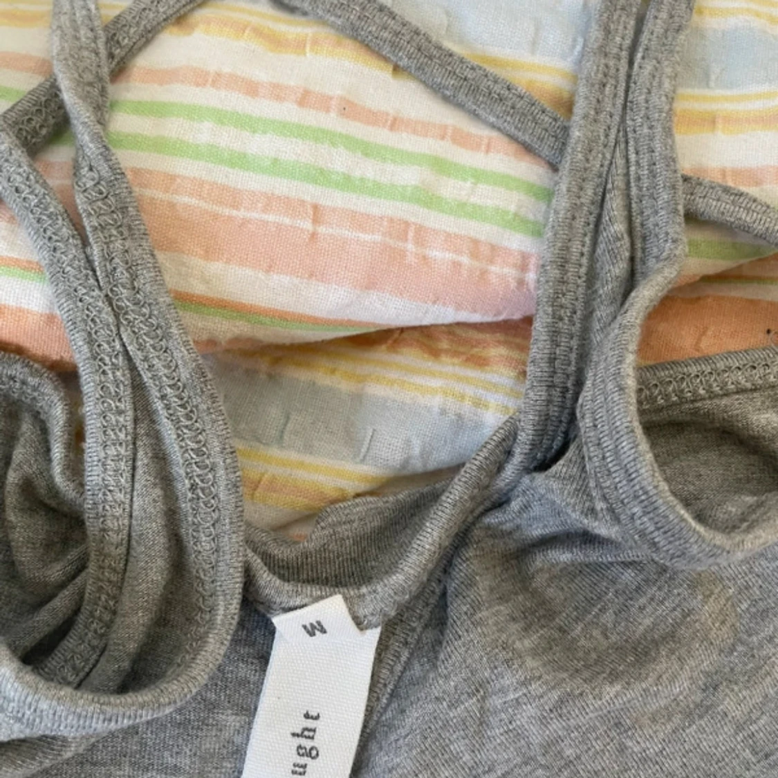 Grå linnetopp med korsade axelband - 1