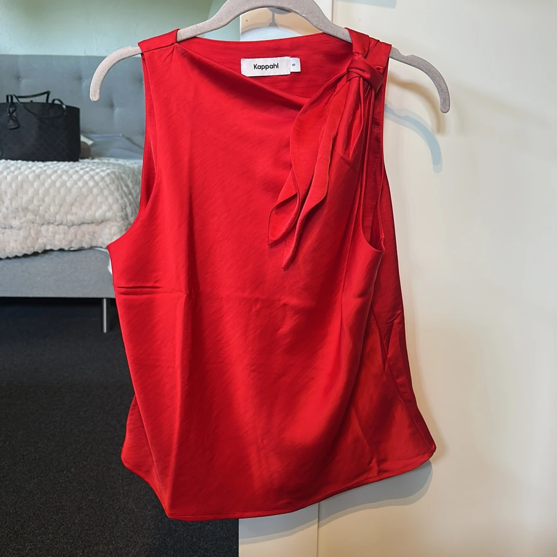 Röd ärmlös topp med rosett från Kappahl