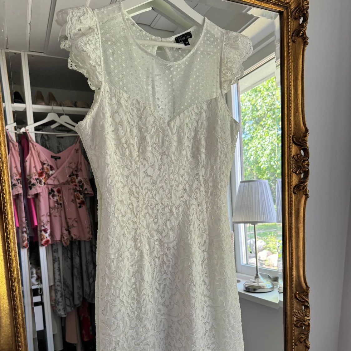 Vit spetsklänning med prickig mesh