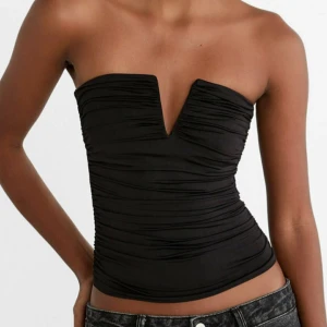 Svart tubtopp med V-ringning - Skriv privat för fler bilder, använd en gång