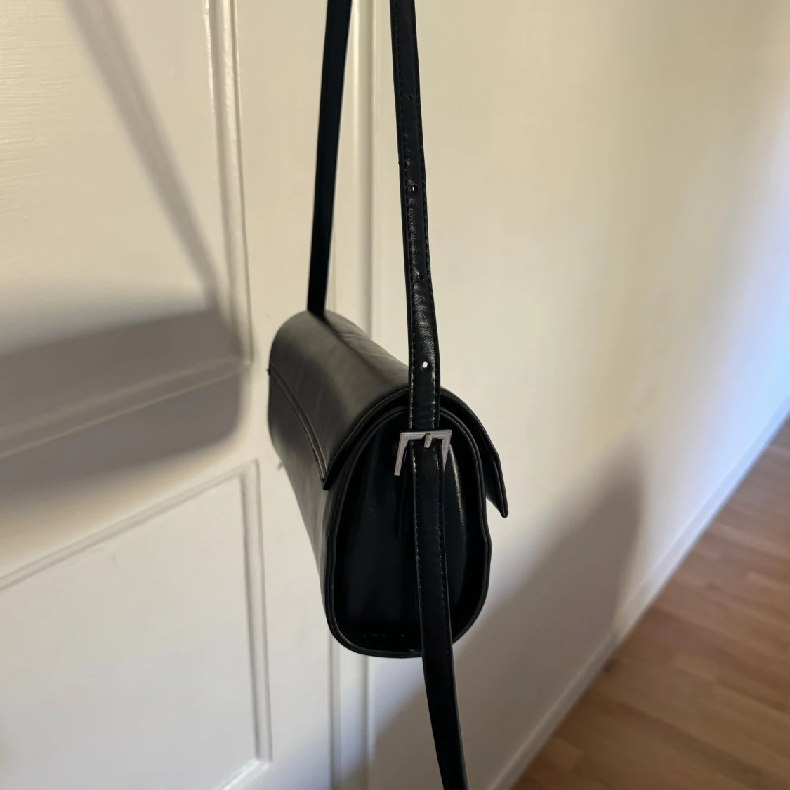 Svart cylindrisk axelväska - 1