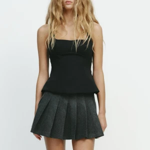 Topp med rosett baktill - Så himla fin topp från Zara, med en söt rosett på ryggen💕 Använd ca 2-3 gånger, så relativt fint skick💕