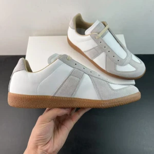 Sneakers från Maison Margiela - Sjukt snygga sneakers från Maison margiela. Passar absolut till sommaren, skriv vid frågor, priset går inte att diskuteras tyvärr.