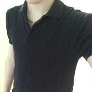 Dressman piqe tröja  - Köpte den för 500-600kr kan säljas billigt den e nyligen köpt asså en vecka sen och kan säljas för typ 350 300kr kan diskutera pris helt oanvänd 