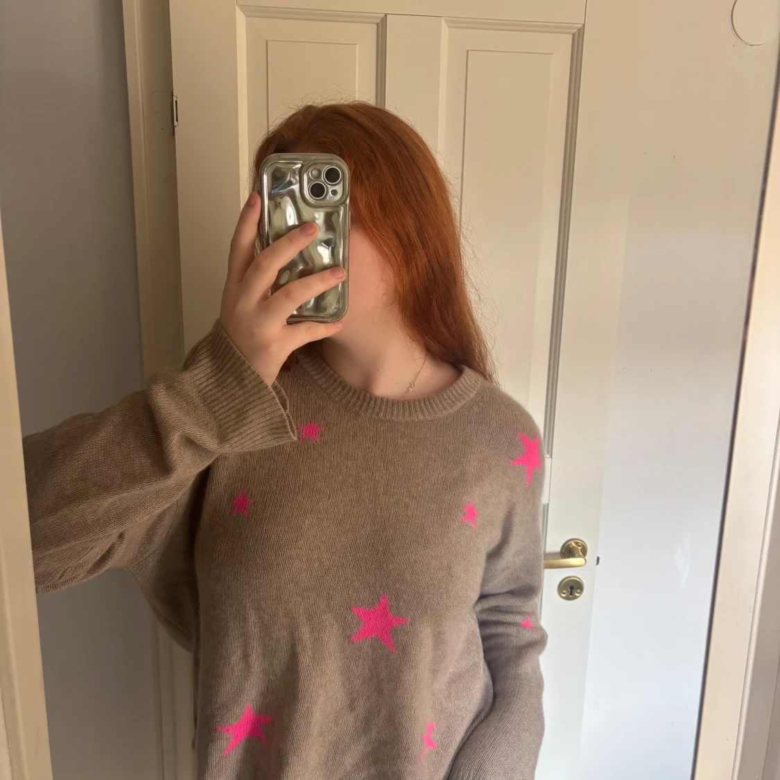 Beige tröja med rosa stjärnor