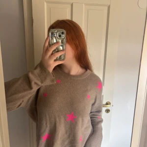 Beige tröja med rosa stjärnor - Säljer den här fina beige kashmir tröja med rosa stjärnor från Zadig&Voltarie 