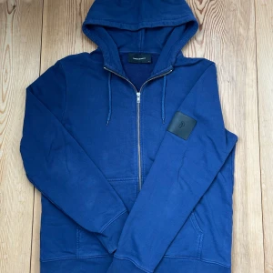 Peak Performance Hoodie - En unik och sällsynt peak performance full zip hoodie, med logotyp på vänstra arm, i storlek M. Det finns inga hål eller slitningar, men den är mycket använd.                                                                                 Kom gärna med prisförslag, och frågor vid funderingar! ⭐️