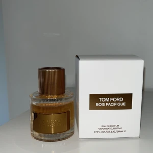 Tom Ford Bois Pacifique  - Nypris 1590 kr. En fin och unik doft av Tom Ford med dens kardemumma, akigalawood, sandelträ, cederträ och ekträ. Kombinationen av noterna i denna parfymen lyfter fram en unik och väldigt fin öppning som ligger åt ett mer kryddigt och träigt håll. Bois Pacifique är en hidden gem när de kommer till Tom Fords hypeade parfymer. 