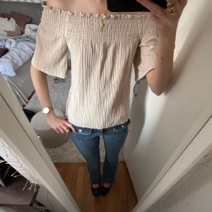 Vit/beige off-shoulder topp - Säljer denna så så fina topp från Gina Tricot då den tyvärr inte har kommit så mycket till användning!! Den är som ny! 💛 Den går både att bära off-shoulder och lite högre upp på axlarna som på bild tre. 💕 Den är i storlek XS men är stretchig vid kragen och sitter inte tajt så den passar nog många. 💛Passar perfekt både till en söt kjol och till ett par jeans. Perfekt nu till våren och sommaren! 💓💓 