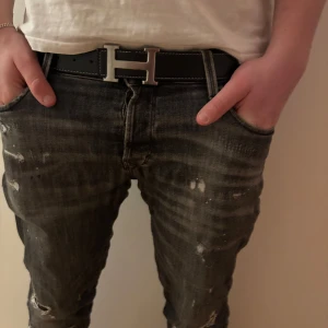 Svart skärp med H-spänne - Säljer min sons bälte. Pga att det inte används längre. Lågt slitage, finns dock tecken på normal användning som syns på bild 3.
