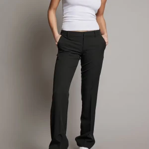 Svarta kostymbyxor - Snygga svarta bootcut kostymbyxor med lågmidja. Inte använda många gånger. Vid intresse kan fler bilder skickas!