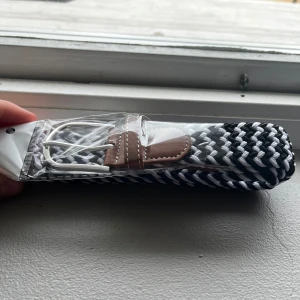 Flätat bälte svart och vitt - Snyggt flätat bälte i svart och vitt ⬛️⬜️| skick 10/10 helt nytt | bara att skriva för eventuella frågor | 😃