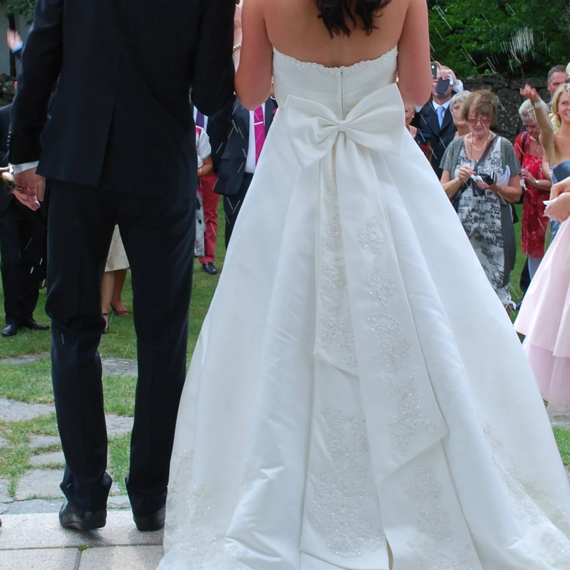 Vit axelbandslös brudklänning med spetsdetaljer - 3