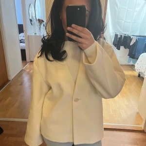 Vit kappa - Super snygg kappa i kavaj modell. Jackan är i nyskick och aldrig använd. 