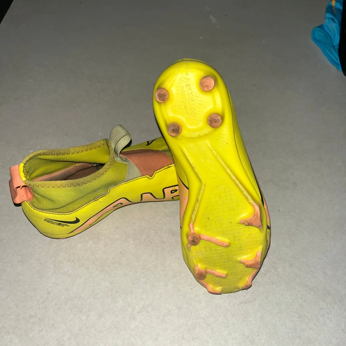 Gula fotbollsskor från Nike