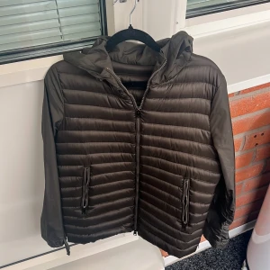 Grön cardigan  - Snygg grön cardigan från allegri med huva och dragkedja. Perfekt till vår sommar eller höst. Passar XS-S.  Styngn på insidan av jackan kolla sista bilden ( inget som syns överhuvudtaget) 