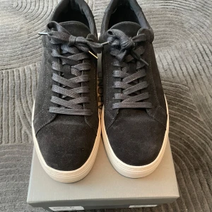 Svarta sneakers från Vagabond - Snygga svarta sneakers från Vagabond i mocka med klassisk snörning. Skorna har en stilren design med vit sula som ger en modern touch. Perfekta för en avslappnad stil. Använd endast 3 gånger köpt för 1400kr. Helt nya 