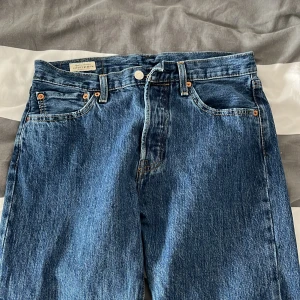 Mörkblå Levis 501 - Säljer ett par mörkblå jeansbyxor från Levi's. W 31 och L 32