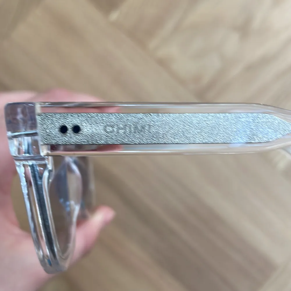 Snygga glasögon från CHIMI i 04 Clear. De har en rektangulär form och kommer med ett matchande fodral. Perfekta för en modern look.😊. Asusteet.
