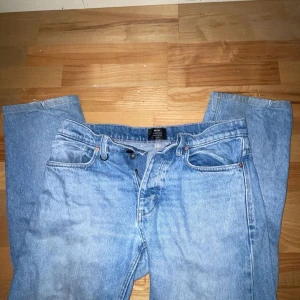 Blå jeans från Studio Relaxed - Säljer ett par klassiska blå jeans från Studio Relaxed. De har en avslappnad passform och är perfekta för en casual look. Jeansen har fem fickor och en knappgylf. Priset kan diskuteras 👍😁