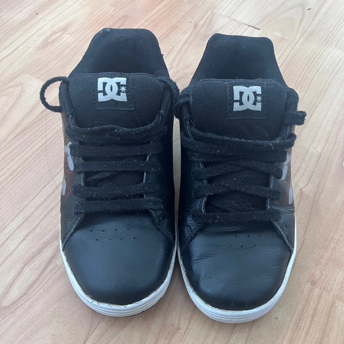 DC sneakers med dödskallemönster - 1