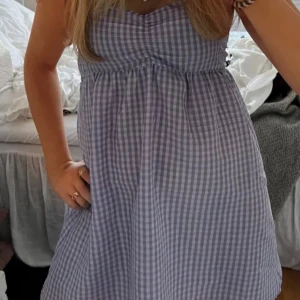 Lila klänning - Säljer denna så fina klänning eftersom att den är för liten för mig. Den har tuver gått sönder lite på dragkedjan och går därför inte att stänha helt, därav priset. Klänningen säls heller inte längre☺️