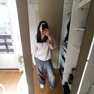 Beige stickad tröja från Lager 157 - Säljer en beige stickad tröja från Lager 157 som har använts ett par gånger. Varm och bekväm! 