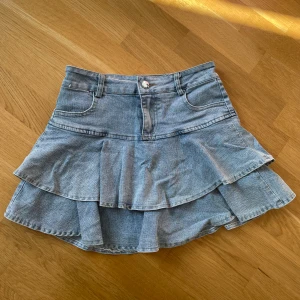 Jeanskjol med volang - Supersnygg volangkjol med inbyggda shorts 💗 står M i kjolen men skulle säga att de är små i storleken