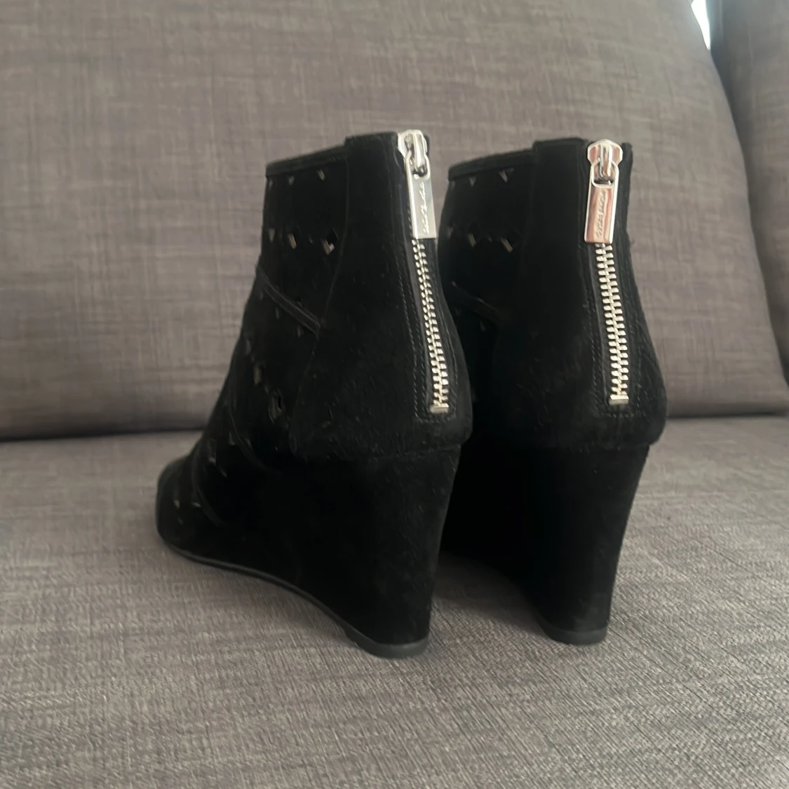 Svarta kilklackade boots från Michael Kors - 2