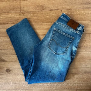 Jack & Jones Tapered / Mike - Tjena tjena! Ett par sköna jeans helt enkelt. Billiga. Bra kvalle. Stilrena. Vad mer behövs? OBS! Jeansen är upplagda, vilket betyder att dem är kortare än vad storleken säger! Ca 4cm. MVH SecondTreasures 🍓