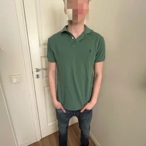 Polo Ralph Lauren Pike grön - En fin polo ralph Lauren piké som passar i storleken xs/s/m! Den är grön och fin. Stilren för dig som vill ha ett sjyst plagg inför vintern! Kom i dm för frågor eller annat!😊 skick 8/10