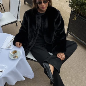 Svart pälsjacka från Lovisa Barkman x NA-KD - Lovisa Barkman x NAKD. Aldrig använd men inga lappar kvar. Storlek 36 