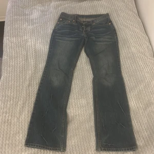 Levi's 599 jeans - Säljer ett par jätte snygga klassiska Levi's 599 jeans i blå denim. De har en bootcut-stil med slitna detaljer och en medel/låg midja. Inte använda mycket och i bra skick, endast lite slitna på ena benet men inget som syns. köparen står för frakt 💕