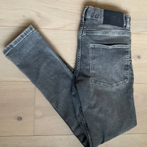 Grå jeans med slitningar - Schyssta grå jeans med slitningar från Zara. Skick 8/10 Jeansen är endast använda ett fåtal gånger | Model: Slim fit | Storlek: 164 (passar w27 l30) | Det är bara att skriva om ni har frågor eller funderingar!