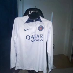 PSG tracksuit vit/mörkblå - Säljer en psg tracksuit i vit/blå om ni vill bara ha byxan elr bara hoodien så är det 250kr för hela tracksuiten är det 500kr den är knappast använd